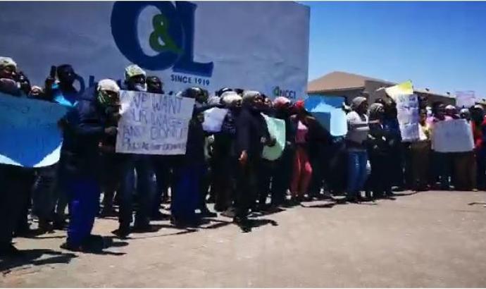 Hangana employees demonstrate against wage increment suspension 